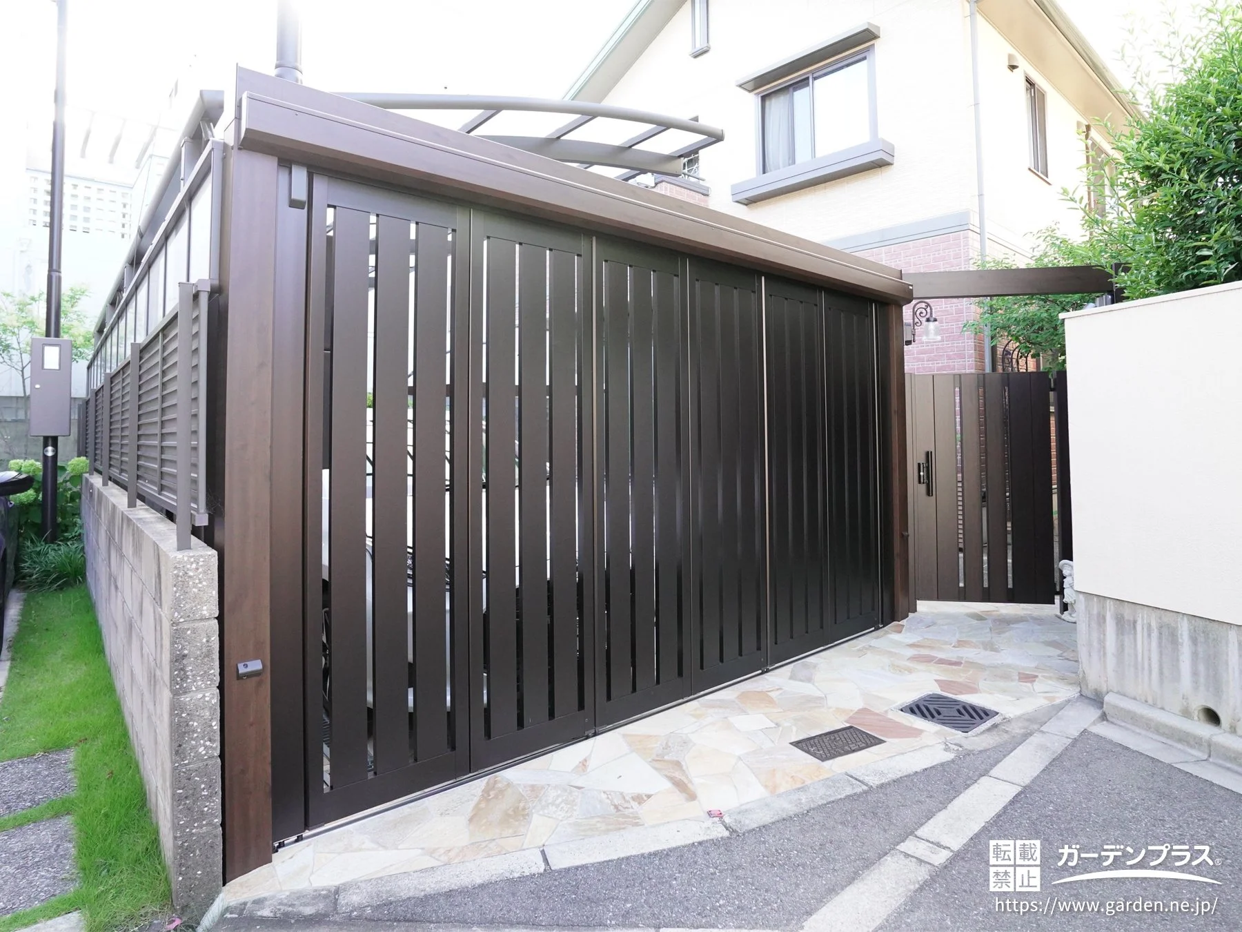 閑静な街並みに調和する上品なスライディングゲート設置工事 (No.18448 