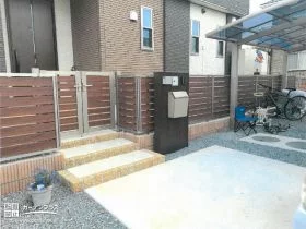駐車スペースと建物との間を区切る目隠しフェンス[施工後]