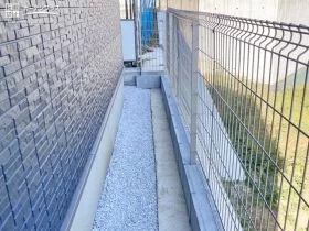 転落防止のための境界フェンスと犬走りの雑草対策[施工後]