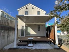 大きなウッドデッキと開閉式のテラス屋根[施工後]
