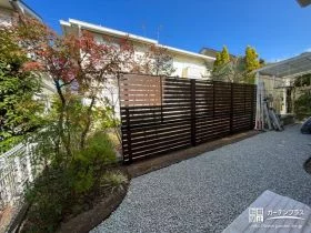 視線をカットしながら植栽を引き立てる目隠しフェンスの設置工事