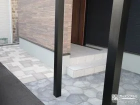 インターロッキング舗装したアプローチ（ユニソン ティーナ）と犬走り（久保田セメント シンフォーヌ）
