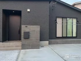 建物に調和しながらも存在感のある門柱[施工後]