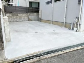 入出庫しやすく雨の日のお悩みも解消された駐車スペース[施工後]
