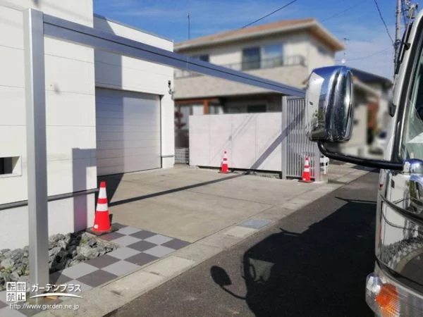 空間を使ってデザイン性を高めた駐車スペースに