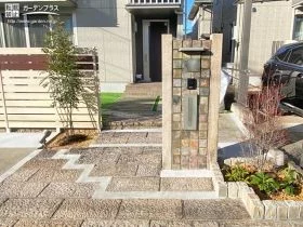 ピンコロ石で囲んだナチュラルな植栽スペースとアプローチの雑草対策[施工後]