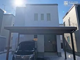 雪で埋もれないよう玄関前まで覆った頑丈なカーポート設置工事