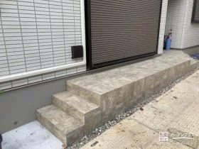 2つの建物をつなぐタイルデッキ[施工後]