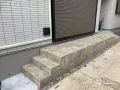 2つの建物をつなぐタイルデッキ