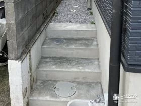犬走りと駐車スペースをつなぐ階段[施工後]