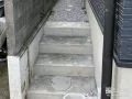 犬走りと駐車スペースをつなぐ階段