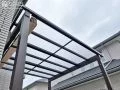 雨を防ぐポリカーボネート屋根