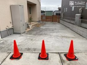 お庭と区切られた駐車スペース[施工後]