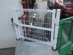 転落事故を防止する犬走り門扉[施工後]