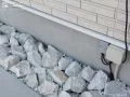 建物まわりを明るくしてくれるホワイトカラーのクラッシュロック