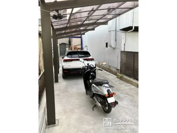 バイクや自転車も屋根下スペースに停められます。