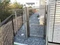 雑草対策をした犬走りと門扉