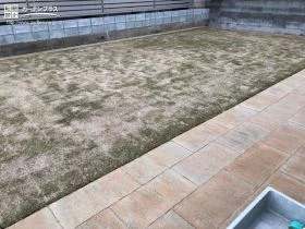 天然芝を囲うインターロッキングテラス[施工後]
