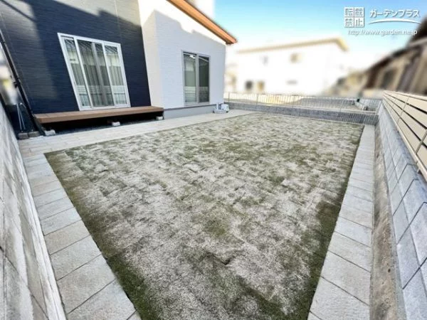 天然芝とインターロッキングテラスを組み合わせた主庭舗装工事