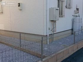 アプローチとともにすっきりさせた犬走りの雑草対策