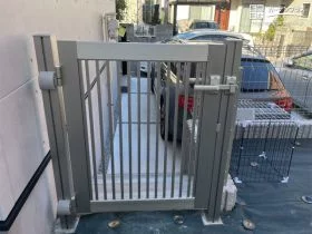 お子さまやお住まいを守る主庭門扉の設置工事