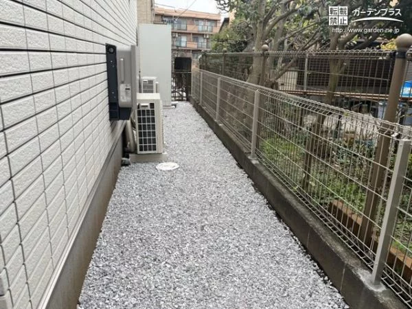 境界フェンスに守られた犬走り