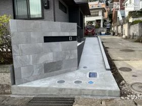 あえて道路との段差を作って勾配を緩やかにしたスロープ[施工後]