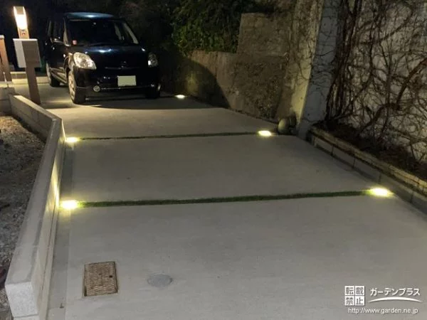 優しい光が足元を照らし夜間の駐車の目印にもなる新築外構