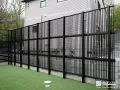 3段の高さがある縦格子フェンス