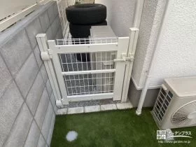 犬走りへの通路を塞ぐメッシュフェンス[施工後]