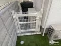 犬走りへの通路を塞ぐメッシュフェンス