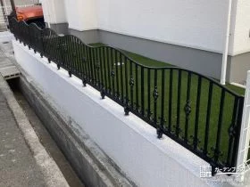 白い塗装塀にぴったりのクラシカルなフェンス[施工後]