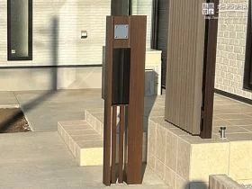 温かみのある木目調デザインの機能門柱[施工後]