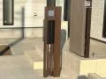 温かみのある木目調デザインの機能門柱
