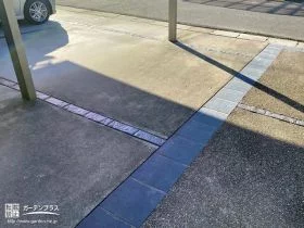 既存の駐車スペースと色味を合わせたスタンプコンクリートを使用