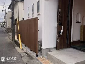 すっきりした木目調のスクリーンフェンス[施工後]