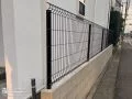 細い犬走りも守る境界フェンス