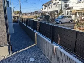 道路境界に設けた目隠しフェンス[施工後]