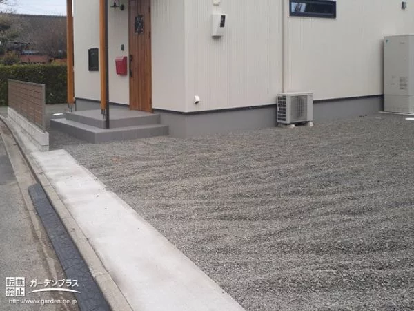 砂利を敷いた駐車スペース
