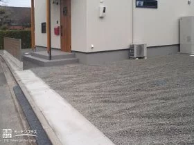 砂利を敷いた駐車スペース[施工後]