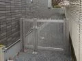 犬走りへの門扉の設置