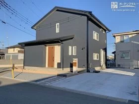 温かみのある色で可愛らしく彩ったカジュアルモダンの新築外構