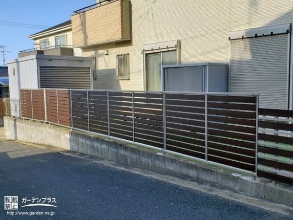 お住まいの景観を高める木目調の目隠しフェンス