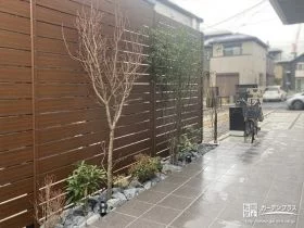 植栽を引き立てる役割も担う目隠しフェンス