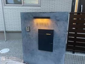 炭を混ぜた塗装で仕上げた個性的な門柱[施工後]