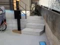 シンプルな階段と機能門柱