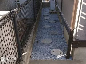 飛び石を配置した犬走り[施工後]