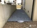 手入れの手間を減らした犬走り