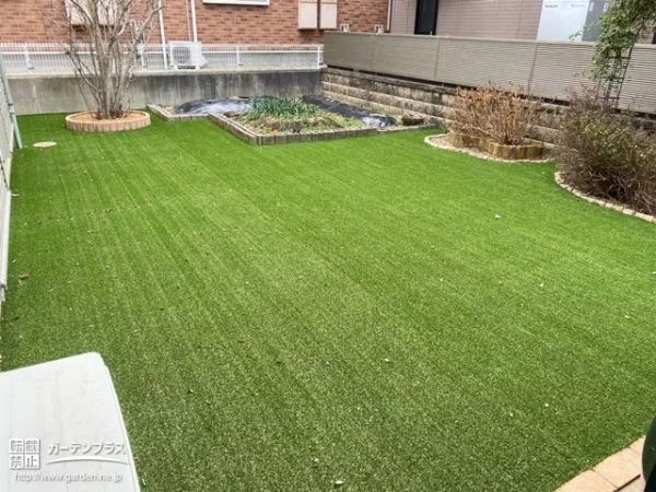 一年中明るい緑を楽しめる人工芝の主庭舗装工事