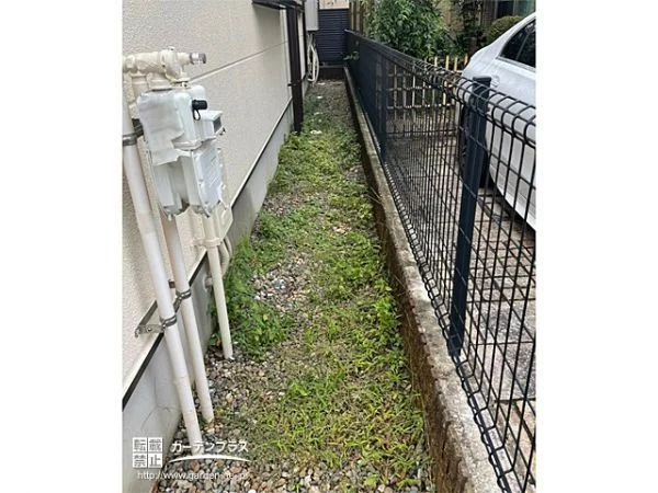 雑草対策前の犬走り①